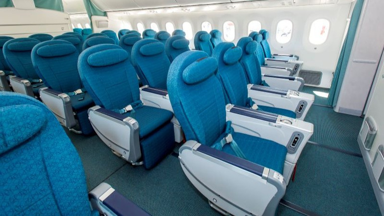 Hạng phổ thông đặc biệt là một lựa chọn ưu việt cho hành khách muốn trải nghiệm dịch vụ ưu tiên hơn, nhiều quyền lợi hơn và vị trí ngồi phía trên mà chưa cần đến hạng thương gia.