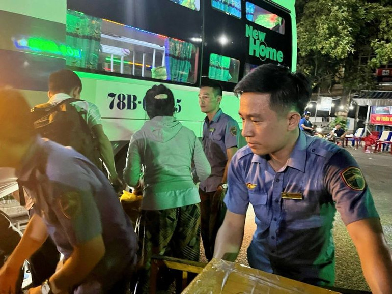 Cán bộ, nhân viên ngành đường sắt hỗ trợ hành khách trung chuyển qua đèo Cả.