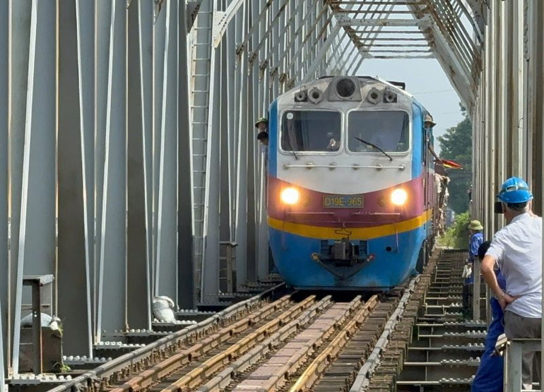 Thử tải an toàn đối với cầu Đuống trong sáng 13/9. Thử tải an toàn đối với cầu Đuống trong sáng 13/9.