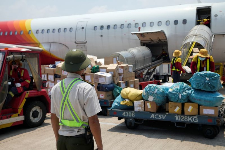 Khu vực xếp dỡ hàng hóa