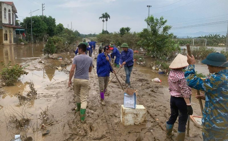 Các đơn vị ngành đường sắt đang tích cực sửa chữa, khôi phục hư hỏng trên tuyến đường sắt tại Yên Bái, Lào Cai.