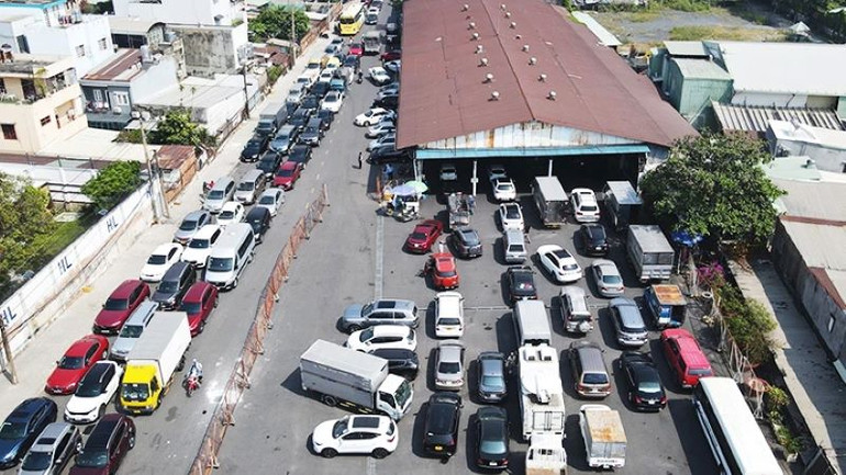 Các phương tiện xếp hàng chờ đăng kiểm tại 1 trung tâm đăng kiểm Thành phố Hồ Chí Minh.