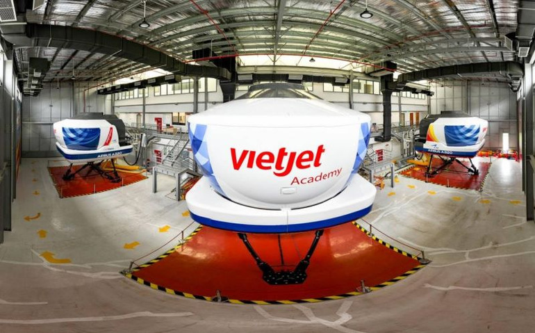 Thiết bị SIM mô phỏng phục vụ đào tạo phi công tại Học viện Hàng không Vietjet. Thiết bị SIM mô phỏng phục vụ đào tạo phi công tại Học viện Hàng không Vietjet.