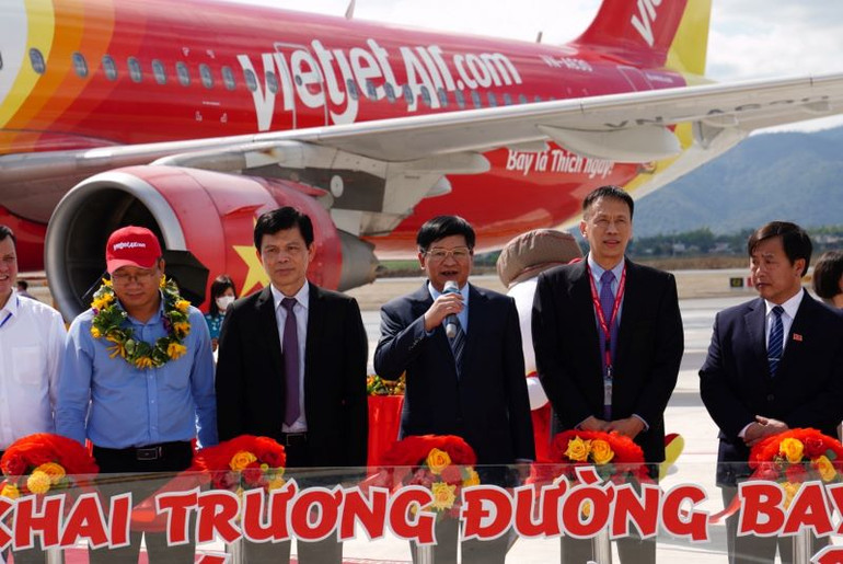 Các đường bay từ Thành phố Hồ Chí Minh, Hà Nội với Điện Biên của Vietjet sẽ góp phần kết nối du khách mọi miền về với Điện Biên – địa danh với lịch sử “lừng lẫy 5 châu, chấn động địa cầu”.