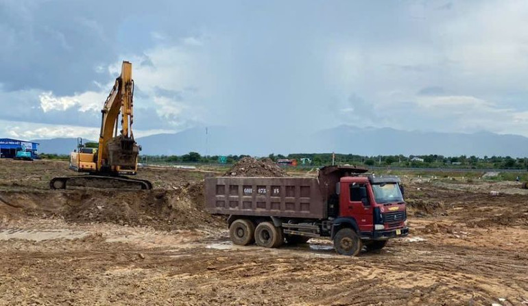 Các bên liên quan phấn đấu hoàn thành cơ bản các công trình thiết yếu tại trạm dừng nghỉ khi dự án đường cao tốc đi vào khai thác. Các bên liên quan phấn đấu hoàn thành cơ bản các công trình thiết yếu tại trạm dừng nghỉ khi dự án đường cao tốc đi vào khai thác.