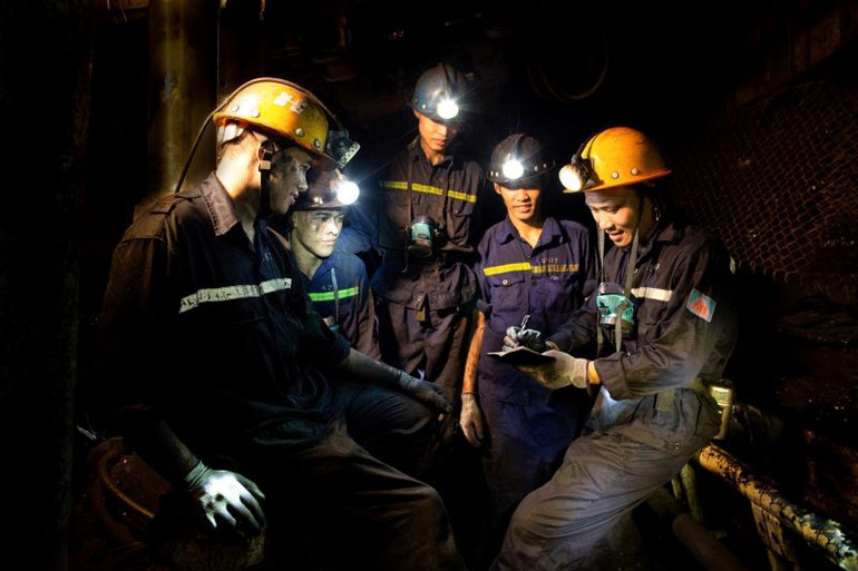 Thợ lò Núi Béo bàn biện pháp thi công trong ca sản xuất tại mỏ hầm lò.