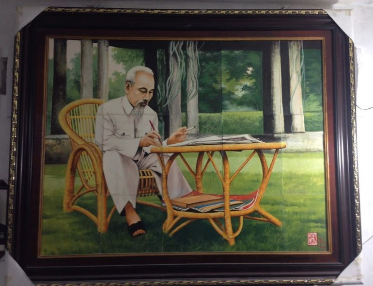 Tranh sứ ghép Bác Hồ ngồi làm việc của nghệ nhân Bùi Văn Bến có chiều cao 1,2m, chiều ngang rộng 2m.