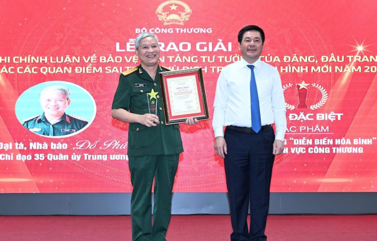 Trao giải Đặc biệt cuộc thi viết về bảo vệ nền tảng tư tưởng của Đảng cho Đại tá, nhà báo Đỗ Phú Thọ, báo Quân đội nhân dân.