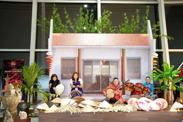 Hành khách vừa được xem quy trình may nón lá vừa được nghe hát ca trù tại sân khấu gate 23 - Nhà ga T2 Nội Bài.