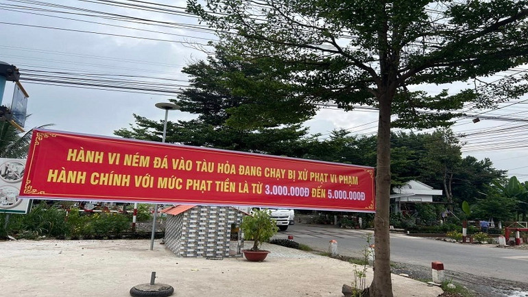 Ngành đường sắt kiến nghị các cơ quan chức năng xử lý nghiêm các hành vi vi phạm an ninh, trật tự an toàn giao thông đường bộ, đường sắt.