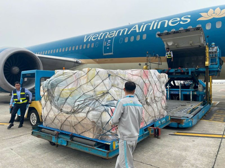 Ngay sau đó, chuyến bay VN 9712 của Vietnam Airlines sẽ đưa hơn 100 người và 8 chú chó nghiệp vụ thuộc lực lượng cứu trợ của Bộ Quốc phòng và Bộ Công an trở về nước sau khi hoàn thành nhiệm vụ cứu trợ tại Myanmar. Chuyến bay đã hạ cánh tại Cảng Hàng không quốc tế Nội Bài vào lúc 18 giờ cùng ngày.