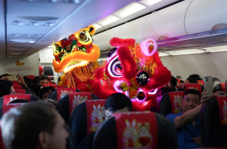 Không khí Tết Trung thu tràn ngập những chuyến bay Vietjet, nào phá cỗ, rước đèn và cả những trò chơi dân gian, màn múa lân truyền thống, đầy sắc màu cũng thu hút sự quan tâm của không chỉ các hành khách nhỏ tuổi mà còn cả du khách quốc tế.