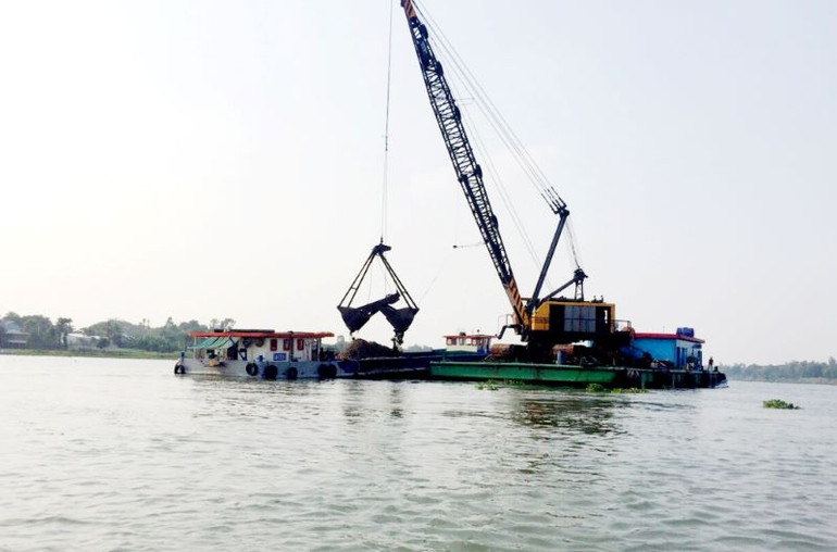 Khai thác cát sông đắp nền đường cao tốc.