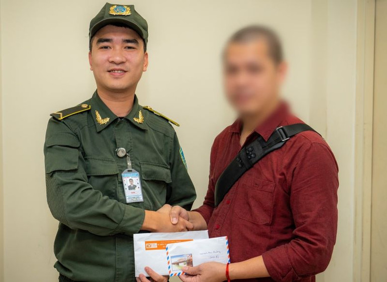 Trao lại chiếc túi chứa 4.300 USD cho anh V.Q.Đ.