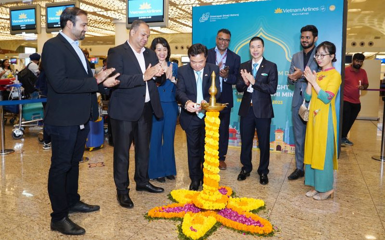 Tổng lãnh sự Việt Nam tại Mumbai Hoàng Tùng cùng đại diện lãnh đạo Vietnam Airlines và sân bay Chhatrapati Shivaji Maharaj tham dự lễ thắp đèn khai trương.