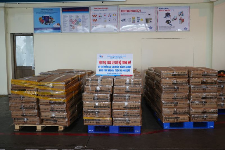 Hàng cứu trợ gồm các mặt hàng thiết yếu như: lương khô, lều cá nhân và nhiều vật dụng cứu trợ khác.