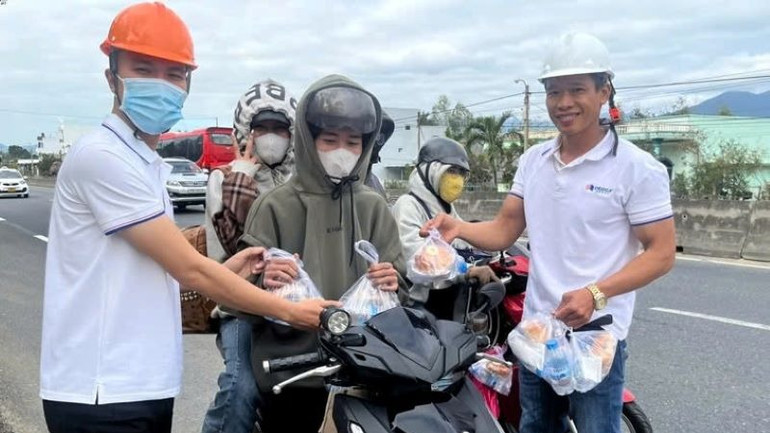 Tập đoàn Đèo Cả tổ chức các điểm phát quà, cấp nước miễn phí tại các tuyến đường phía nam và bắc hầm Hải Vân, quốc lộ 1 đoạn qua tỉnh Khánh Hoà.