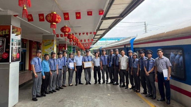 Tổng Công ty Đường sắt Việt Nam trao thưởng "nóng' cho Tổ tàu SE4 ngay sau khi tổ tàu hoàn thành nhiệm vụ.