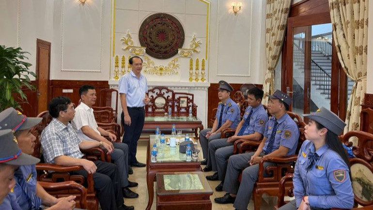 Ông Trần Anh Tuấn, Phó Tổng Giám đốc Tổng Công ty Đường sắt Việt Nam (đứng) phát biểu tại buổi gặp mặt trao thưởng.