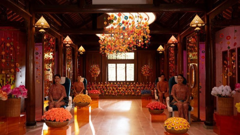 "Chuyến bay nở hoa" đưa hành khách đến với những khung cảnh đậm chất truyền thống của các làng nghề Việt.