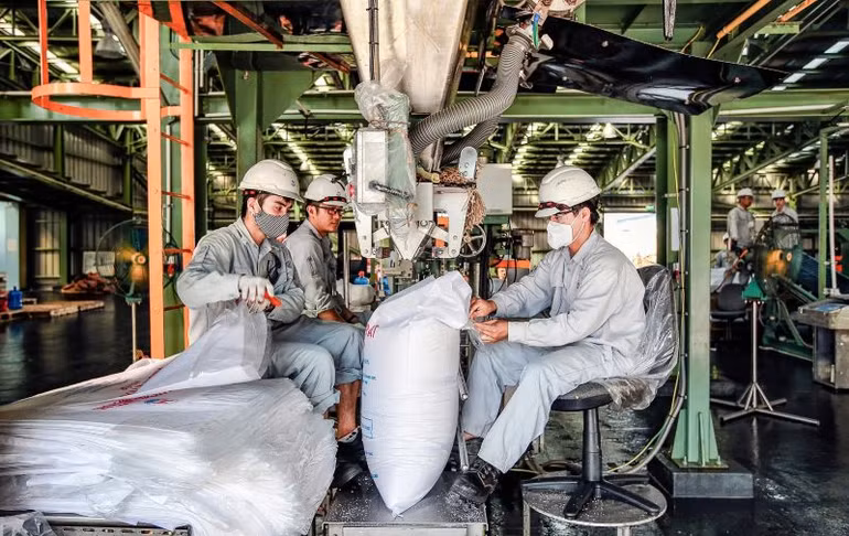 Đóng bao sản phẩm alumin trước khi tiêu thụ. Đóng bao sản phẩm alumin trước khi tiêu thụ.