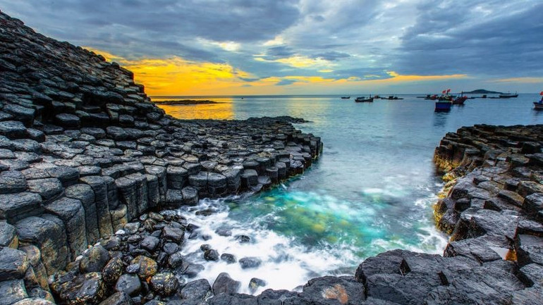 Từ thành phố Tuy Hòa đi tham quan Gành Đá Đĩa, quãng đường khoảng 40km, cước phí chiều đi hết 320.000 đồng, còn chiều về được giảm một nửa.