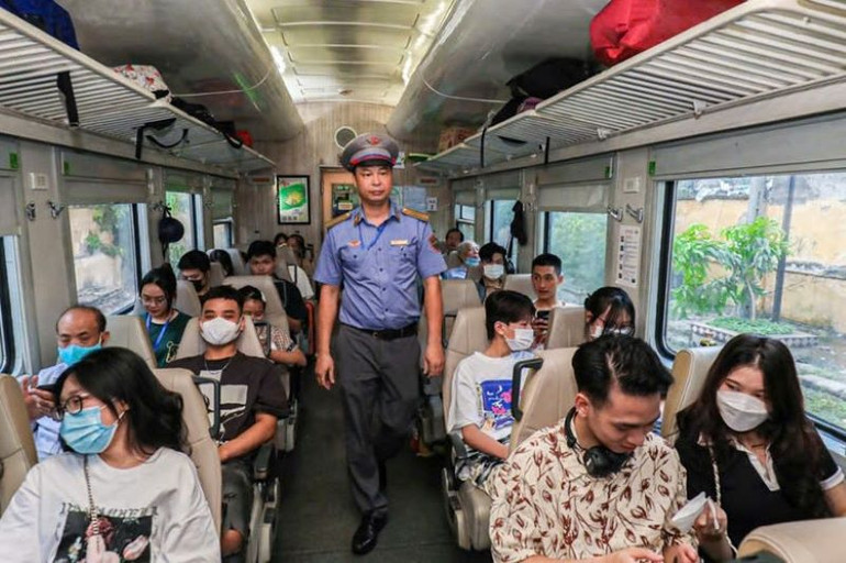 Đường sắt vẫn duy trì áp dụng chính sách giảm giá vé khứ hồi lượt về và giảm giá cho các đối tượng chính sách xã hội,...