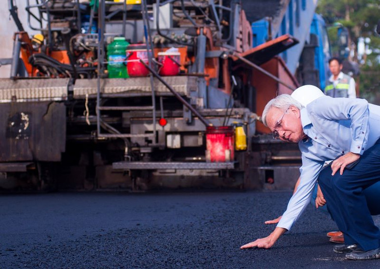 TS Trần Chủng kiểm tra công tác thảm nhựa tại dự án do Đèo Cả thi công. TS Trần Chủng kiểm tra công tác thảm nhựa tại dự án do Đèo Cả thi công.