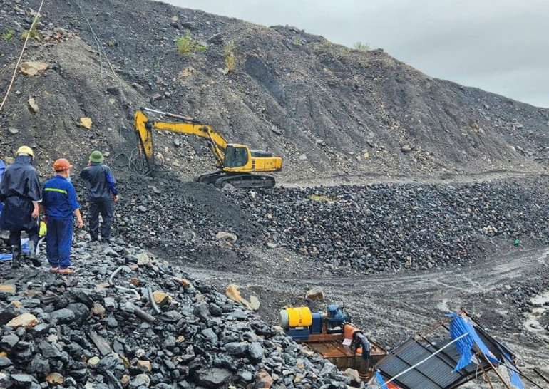 Công nhân Công ty Than Thống Nhất duy trì vận hành máy bơm thoát nước mỏ.