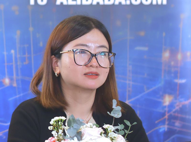 Bà Lynn Xu, Giám đốc phát triển các sản phẩm thương mại, Alibaba.com giới thiệu về Smart Assistant. Bà Lynn Xu, Giám đốc phát triển các sản phẩm thương mại, Alibaba.com giới thiệu về Smart Assistant.