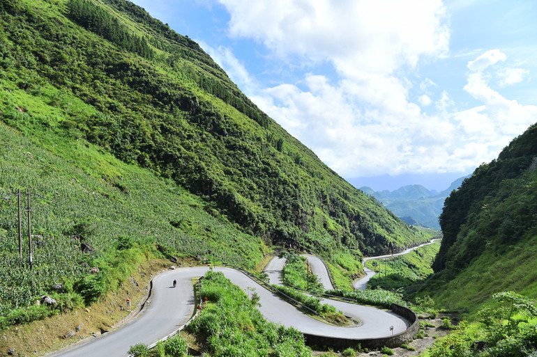 Dốc Thẩm Mã, con đường đèo trên quốc lộ 4C.