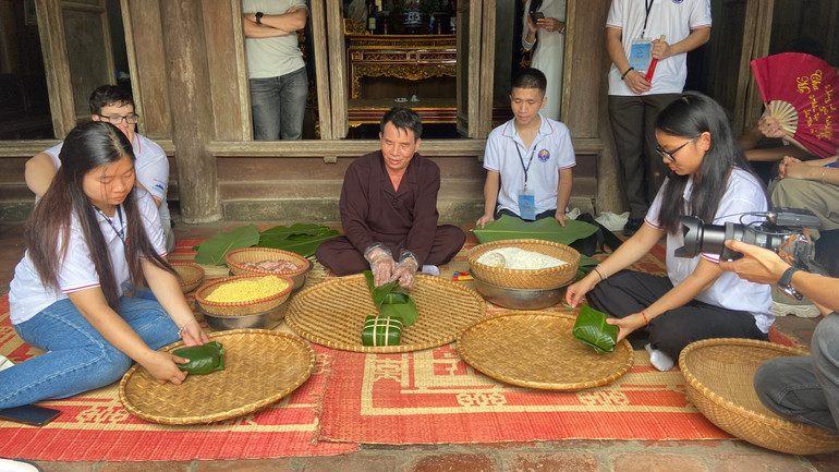 Các em được học gói bánh chưng.