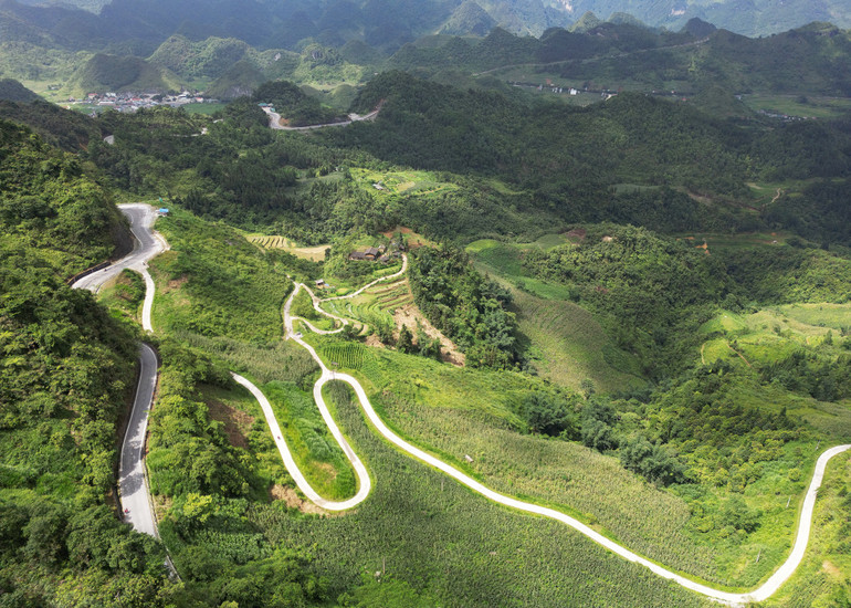 Góc nhìn từ cổng trời Quản Bạ (xã Quản Bạ, huyện Quản Bạ).