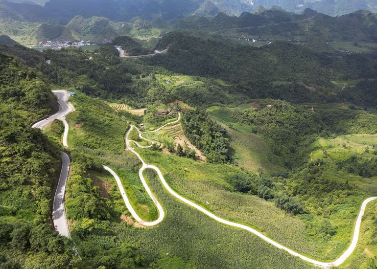 Góc nhìn từ cổng trời Quản Bạ (xã Quản Bạ, huyện Quản Bạ).