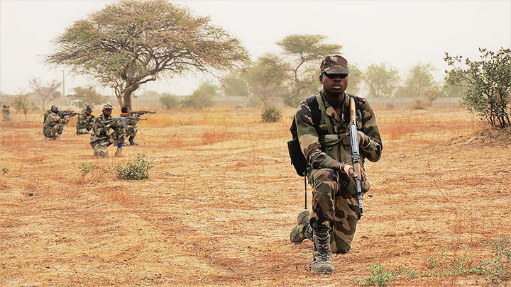 Binh sĩ Burkina Faso tuần tra chống buôn lậu tại Sahel. Ảnh: CNN