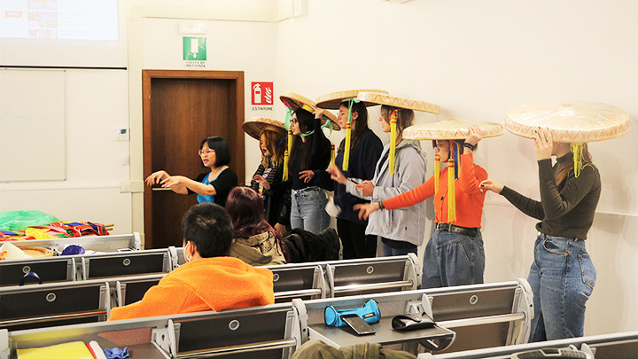 Cô Hường dạy sinh viên hát quan họ.