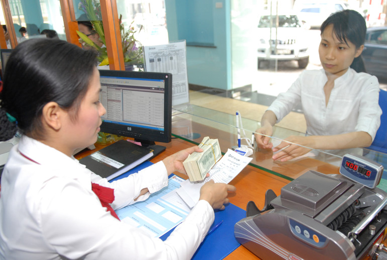 Mặt bằng lãi suất dần hạ nhiệt nhưng vẫn còn cao. Ảnh: NAM NGUYỄN Mặt bằng lãi suất dần hạ nhiệt nhưng vẫn còn cao. Ảnh: NAM NGUYỄN