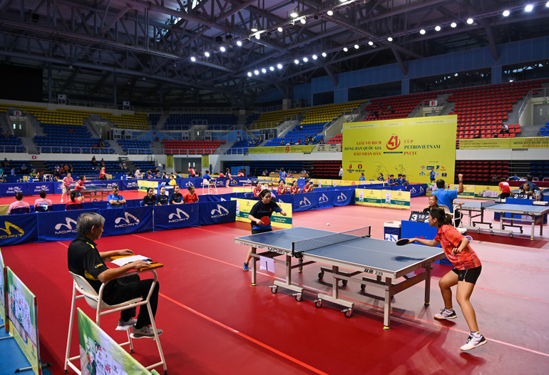 Các vận động viên thi đấu nội dung đồng đội nữ tại Giải vô địch bóng bàn quốc gia Báo Nhân Dân lần thứ 41. Ảnh: DUY LINH Các vận động viên thi đấu nội dung đồng đội nữ tại Giải vô địch bóng bàn quốc gia Báo Nhân Dân lần thứ 41. Ảnh: DUY LINH