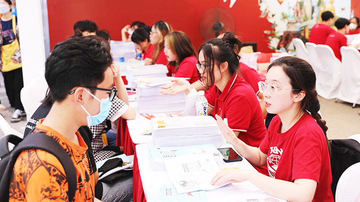 Thí sinh tìm hiểu thông tin tại gian tư vấn của Trường đại học Hà Nội. Ảnh: PHONG NGỌC Thí sinh tìm hiểu thông tin tại gian tư vấn của Trường đại học Hà Nội. Ảnh: PHONG NGỌC