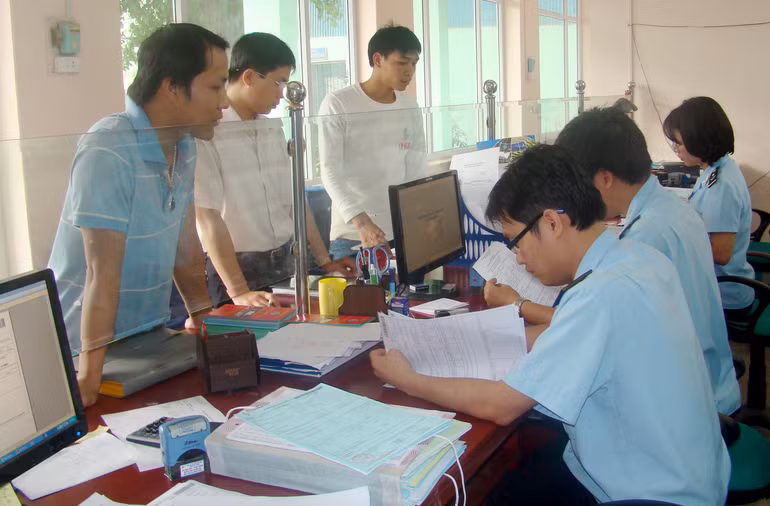 Các doanh nghiệp vận tải làm thủ tục thông quan tại cửa khẩu. Ảnh: QUANG HÙNG