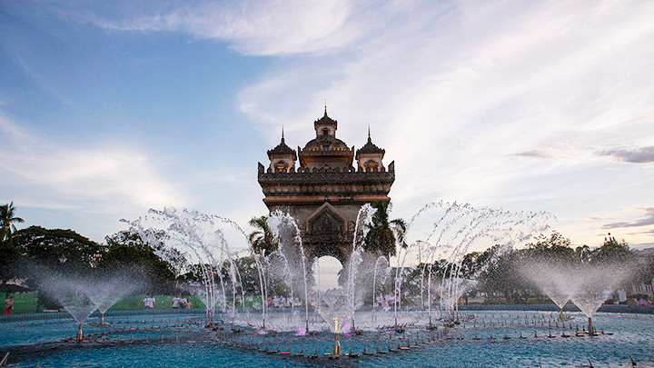 Đài phun nước trước Khải hoàn môn Patuxai (thủ đô Viêng Chăn).