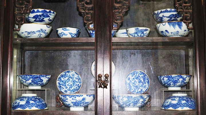 Bộ sưu tập đồ sứ ký kiểu thời Nguyễn của anh Hoàng.