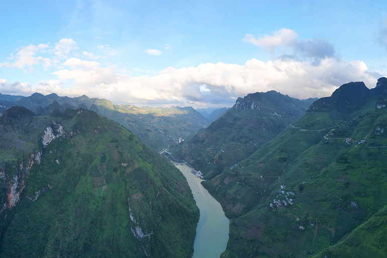 Sông Nho Quế như dải lụa xanh nhìn từ đỉnh Mã Pì Lèng.