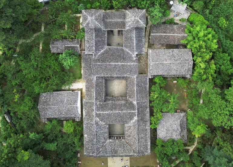 Dinh thự họ Vương, tọa lạc tại thung lũng Sà Phìn, xã Lũng Phìn, huyện Đồng Văn.