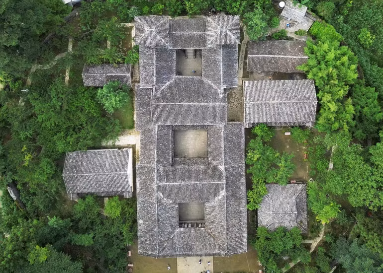 Dinh thự họ Vương, tọa lạc tại thung lũng Sà Phìn, xã Lũng Phìn, huyện Đồng Văn.