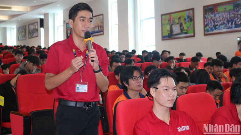 Sinh viên đặt câu hỏi tại chương trình đối thoại.