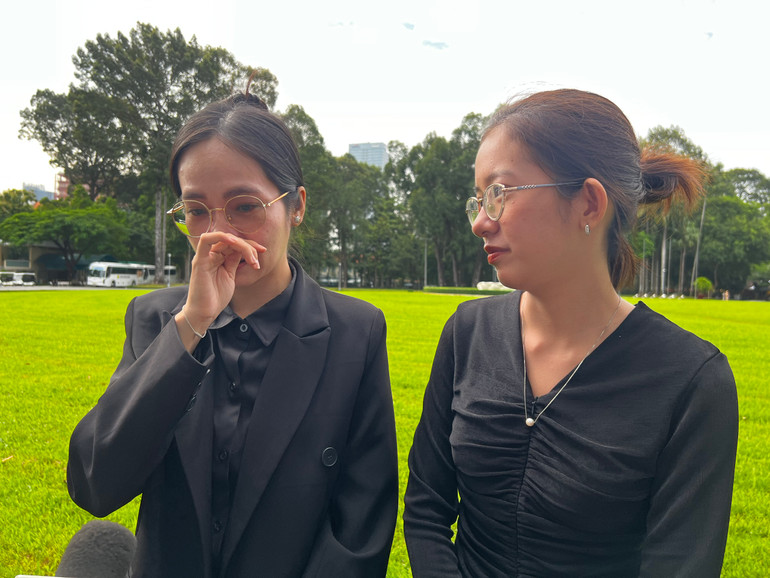 Bạn Phan Mộng Vân (trái) xúc động trước giờ vào viếng Tổng Bí thư Nguyễn Phú Trọng. (Ảnh: QUANG QUÝ)