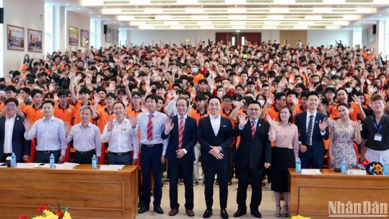 Hàng nghìn sinh viên hào hứng với buổi chia sẻ vì những kiến thức bổ ích, thiết thực.