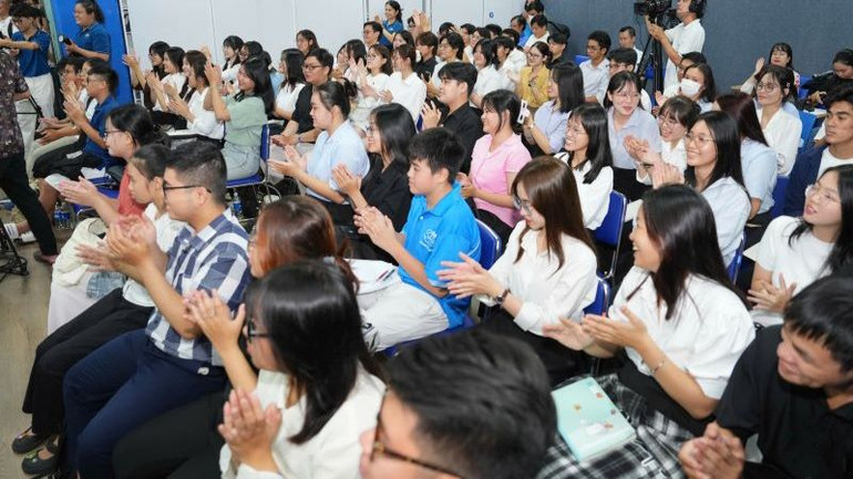 Nhiều bạn trẻ được truyền lại những câu chuyện truyền cảm hứng khi tham dự chương trình. Nhiều bạn trẻ được truyền lại những câu chuyện truyền cảm hứng khi tham dự chương trình.