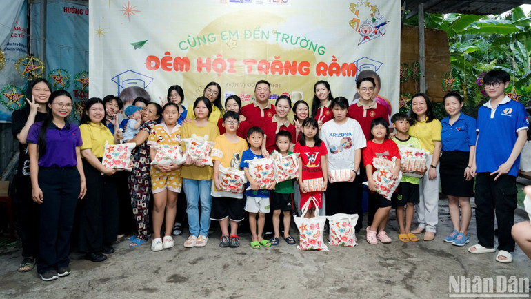 Đoàn đại biểu thanh niên Việt Nam tham gia chương trình Tàu Thanh niên Đông Nam Á và Nhật Bản trao quà trung thu cho các em thiếu nhi.